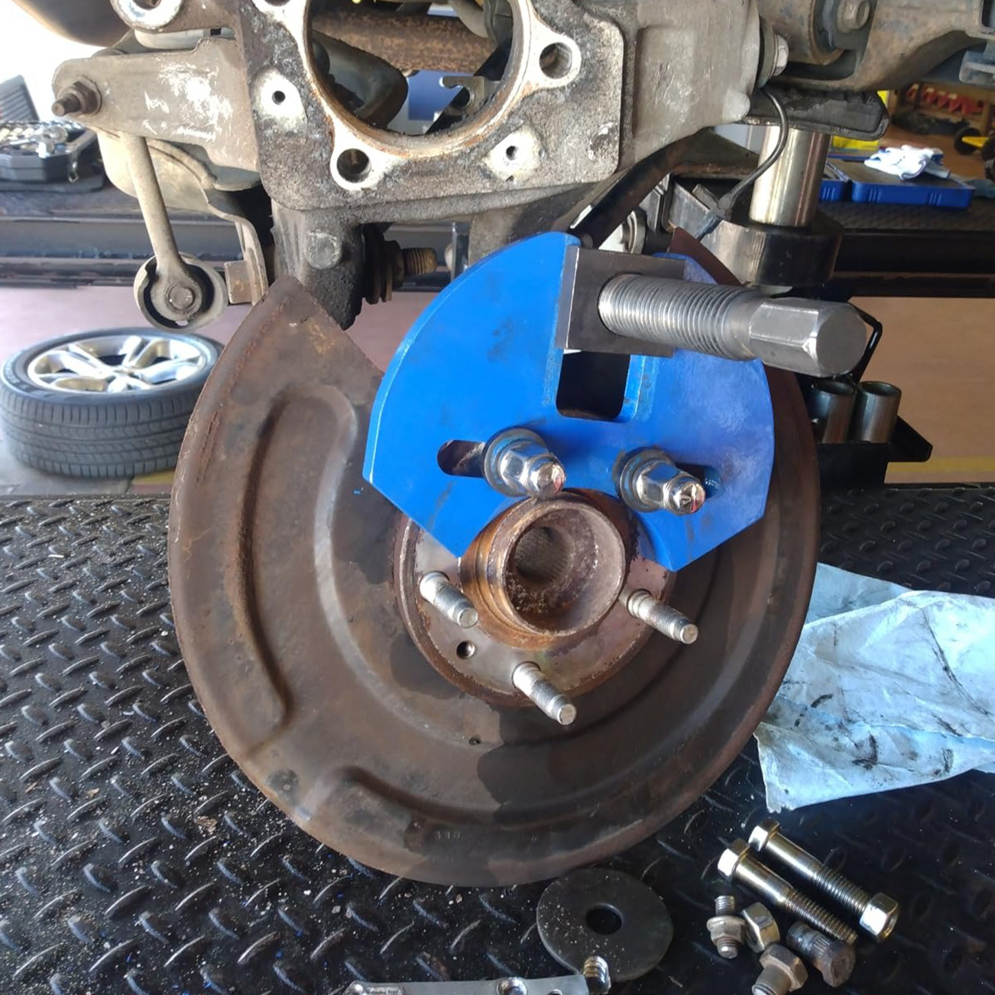 Heavy-Duty Wheel Hub Removal Tool Set for 5, 6 & 8 Lug Vehicles