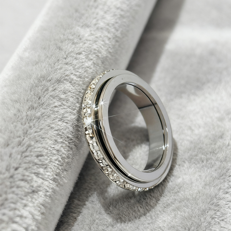 GlimmerTwist – Rotating Crystal Fashion Ring
