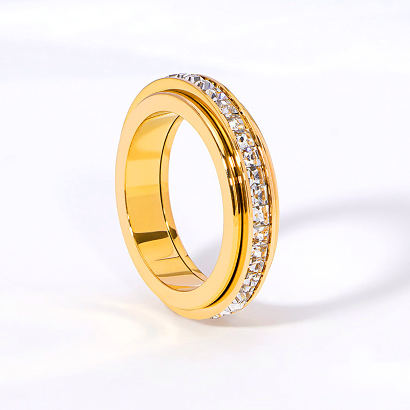 GlimmerTwist – Rotating Crystal Fashion Ring