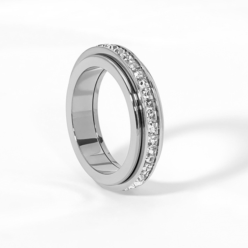 GlimmerTwist – Rotating Crystal Fashion Ring